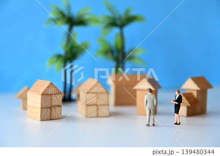 住宅の特徴について説明をするセールスレディ イメージ 住宅の特徴について説明をするセールスレディ イメージ 139480344