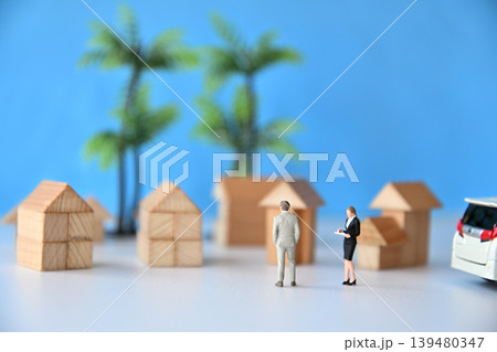 住宅の特徴について説明をするセールスレディ イメージ 住宅の特徴について説明をするセールスレディ イメージ 139480347