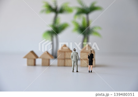 住宅の特徴について説明をするセールスレディ イメージ 139480351