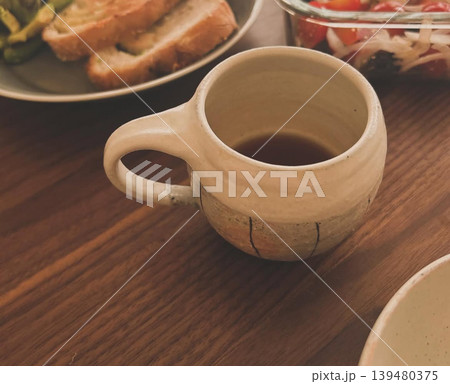 木のテーブルで朝食とコーヒー 木のテーブルで朝食とコーヒー 139480375