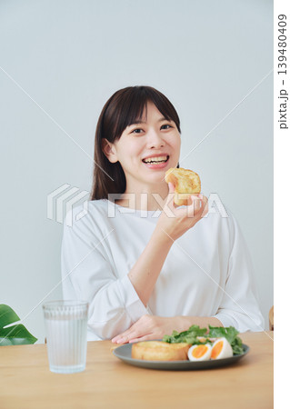 朝食を楽しむ笑顔の若い女性 139480409