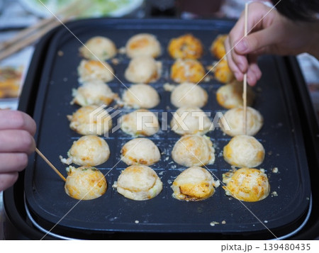自宅でたこ焼きを作るイメージ 自宅でたこ焼きを作るイメージ 139480435