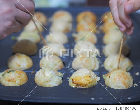 自宅でたこ焼きを作るイメージ 自宅でたこ焼きを作るイメージ 139480436