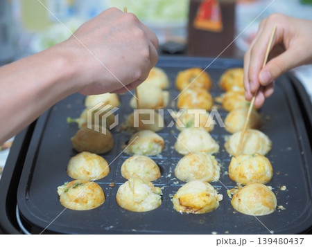 自宅でたこ焼きを作るイメージ 自宅でたこ焼きを作るイメージ 139480437