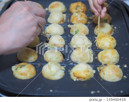 自宅でたこ焼きを作るイメージ 自宅でたこ焼きを作るイメージ 139480438
