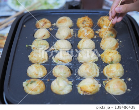 自宅でたこ焼きを作るイメージ 自宅でたこ焼きを作るイメージ 139480439