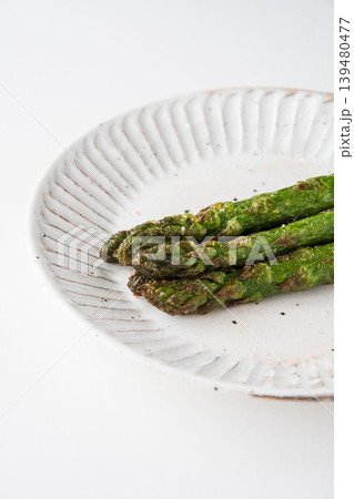 揚げたてのアスパラガスの素揚げ 揚げたてのアスパラガスの素揚げ 139480477