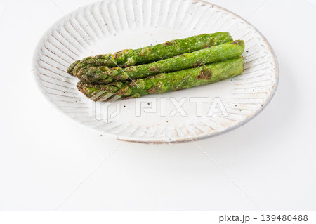 揚げたてのアスパラガスの素揚げ 揚げたてのアスパラガスの素揚げ 139480488