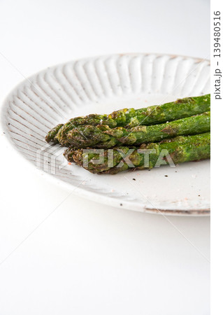 揚げたてのアスパラガスの素揚げ 揚げたてのアスパラガスの素揚げ 139480516