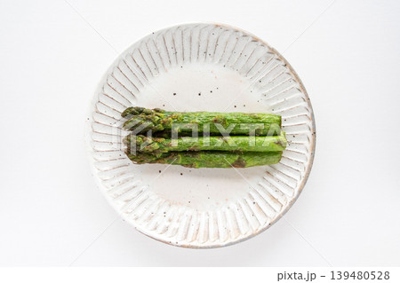 揚げたてのアスパラガスの素揚げ 揚げたてのアスパラガスの素揚げ 139480528