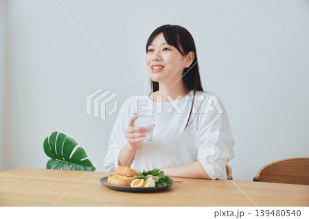 朝食を食べながら会話する若い女性 139480540