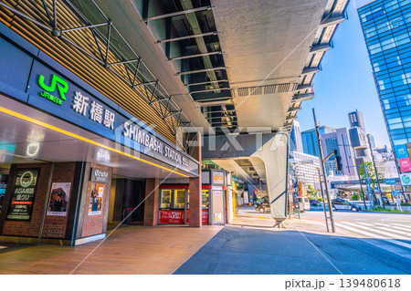 日本の東京都市景観 新橋駅(銀座口)などを望む 日本の東京都市景観 新橋駅(銀座口)などを望む 139480618