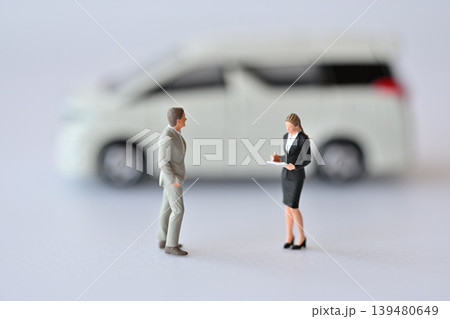 自動車を査定する女性査定士イメージ 139480649