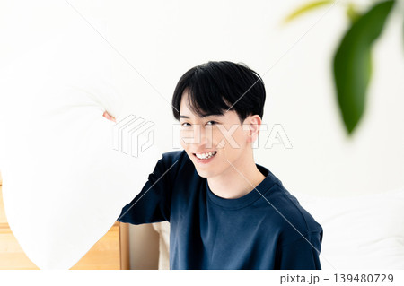 枕投げをする若い男性 枕投げをする若い男性 139480729