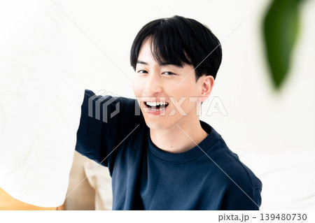 枕投げをする若い男性 枕投げをする若い男性 139480730