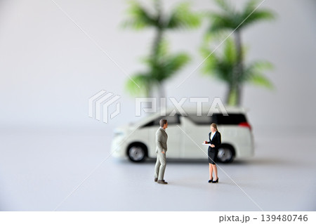 自動車を査定する女性査定士イメージ 139480746