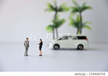 自動車を査定する女性査定士イメージ 139480748