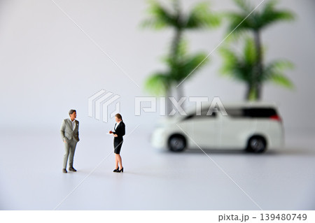 自動車を査定する女性査定士イメージ 139480749