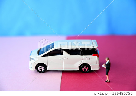 自動車を査定する女性査定士イメージ 自動車を査定する女性査定士イメージ 139480750