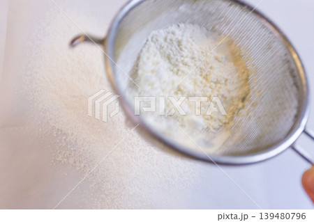 小麦粉をふるいにかけるシュークリーム生地作り 139480796