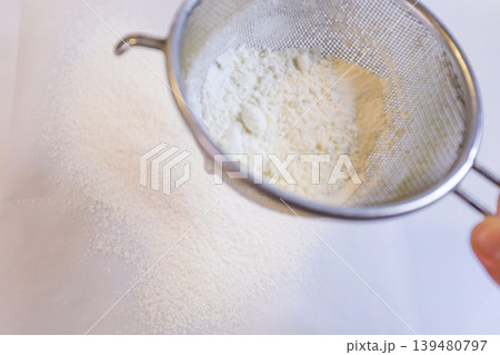 小麦粉をふるいにかけるシュークリーム生地作り 小麦粉をふるいにかけるシュークリーム生地作り 139480797