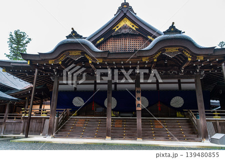 【三重県】伊勢神宮の内宮にある風格の漂う神楽殿 【三重県】伊勢神宮の内宮にある風格の漂う神楽殿 139480855