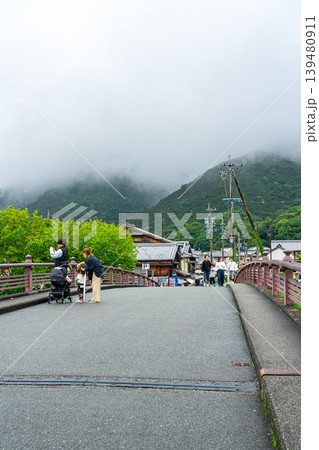 【三重県】幽玄な霧がかかるおはらい町の新橋 【三重県】幽玄な霧がかかるおはらい町の新橋 139480911