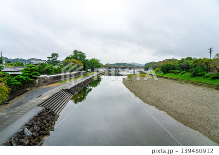 【三重県】豊かな自然に囲まれた伊勢神宮の内宮を流れる五十鈴川 139480912