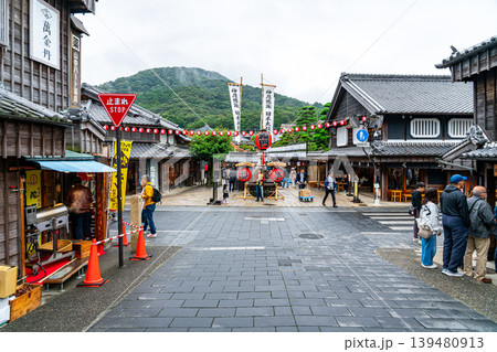 【三重県】たくさんのお店が並ぶ伊勢のおかげ横丁 【三重県】たくさんのお店が並ぶ伊勢のおかげ横丁 139480913