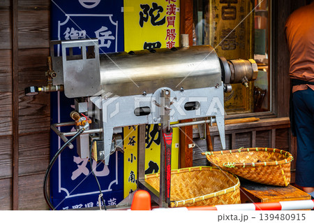 【三重県】伊勢のおはらい町で活躍するポン菓子機 139480915