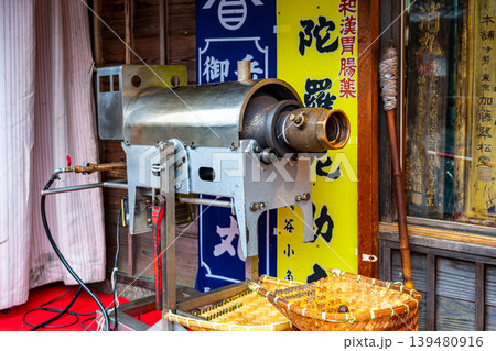 【三重県】伊勢のおはらい町で活躍するポン菓子機 139480916