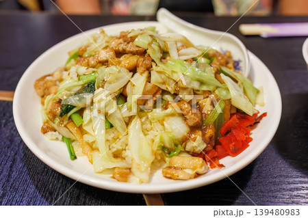 伊豆稲取のソウルフード、肉チャーハン。チャーハンにあんかけの肉野菜炒めが乗る。稲取東伊豆町伊豆半島 伊豆稲取のソウルフード、肉チャーハン。チャーハンにあんかけの肉野菜炒めが乗る。稲取東伊豆町伊豆半島 139480983