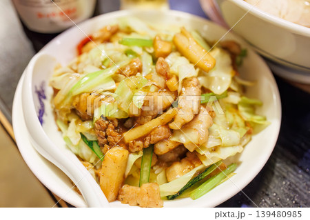 伊豆稲取のソウルフード、肉チャーハン。チャーハンにあんかけの肉野菜炒めが乗る。稲取東伊豆町伊豆半島 伊豆稲取のソウルフード、肉チャーハン。チャーハンにあんかけの肉野菜炒めが乗る。稲取東伊豆町伊豆半島 139480985