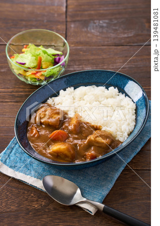 豚肉とじゃがいもの家庭的なカレーライス 139481081