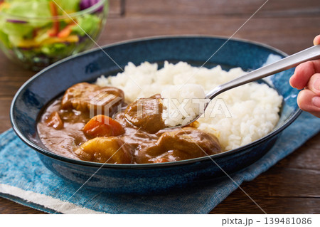 豚肉とじゃがいもの家庭的なカレーライス 豚肉とじゃがいもの家庭的なカレーライス 139481086