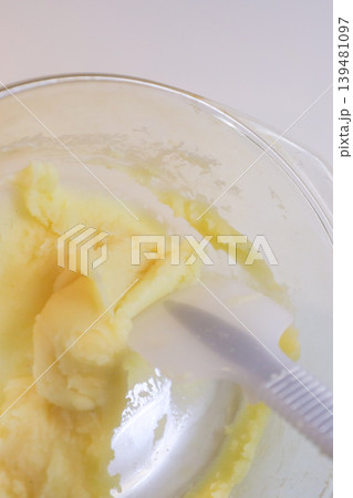 電子レンジで加熱しながら混ぜるシュークリーム生地 電子レンジで加熱しながら混ぜるシュークリーム生地 139481097