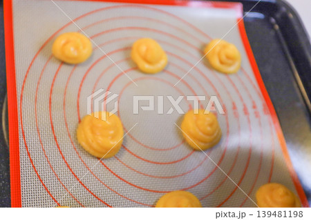 シートにシュー生地を絞る成形作業 シートにシュー生地を絞る成形作業 139481198