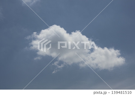 青空に白い可愛い雲の浮かぶ空の風景 青空に白い可愛い雲の浮かぶ空の風景 139481510