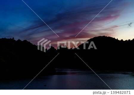 満水の水を湛えた奈良布目ダムの美しい夕焼け 美しいブルーモーメントの空を彩る夕焼雲⑩ 満水の水を湛えた奈良布目ダムの美しい夕焼け 美しいブルーモーメントの空を彩る夕焼雲⑩ 139482071