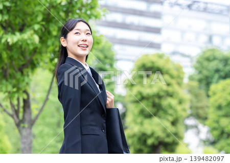 街を歩く就活生のポートレート 139482097
