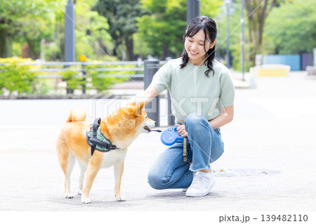 ライフスタイル 犬の散歩をしている女性 ライフスタイル 犬の散歩をしている女性 139482110