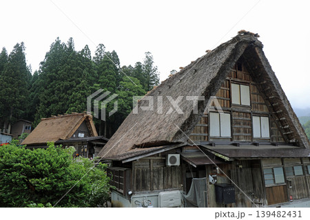 曇天の春の白川郷 曇天の春の白川郷 139482431