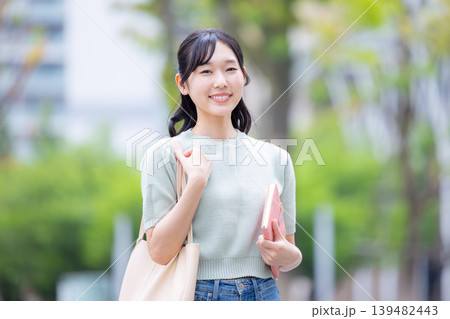 街を歩く大学生のポートレート 街を歩く大学生のポートレート 139482443