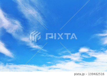 秋の青空と雲 139482516