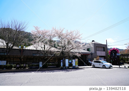 滋賀県 甲賀市 信楽駅 駅舎(春) 滋賀県 甲賀市 信楽駅 駅舎(春) 139482518