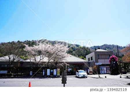 滋賀県 甲賀市 信楽駅 駅舎(春) 滋賀県 甲賀市 信楽駅 駅舎(春) 139482519