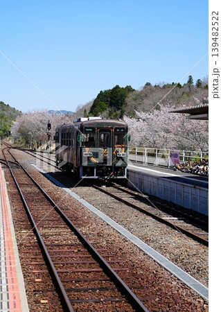 滋賀県 甲賀市 信楽駅 ホームで停車中の車両(SKR311形気動車)(春) 滋賀県 甲賀市 信楽駅 ホームで停車中の車両(SKR311形気動車)(春) 139482522