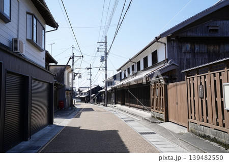 滋賀県　甲賀市　東海道　土山宿　旧街道の町並み（伝馬館付近から東方向）（春） 139482550