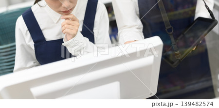 店舗でレジ操作する店員 139482574