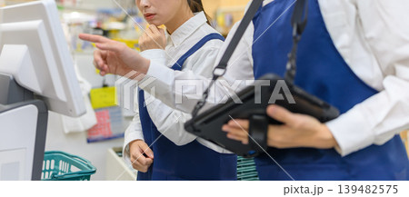 店舗で働く二人のスタッフ 139482575